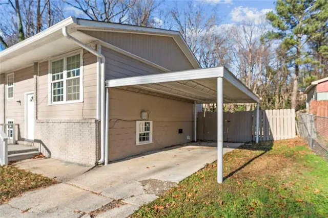 a view of backyard of the house