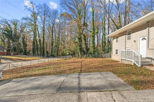 a view of a backyard