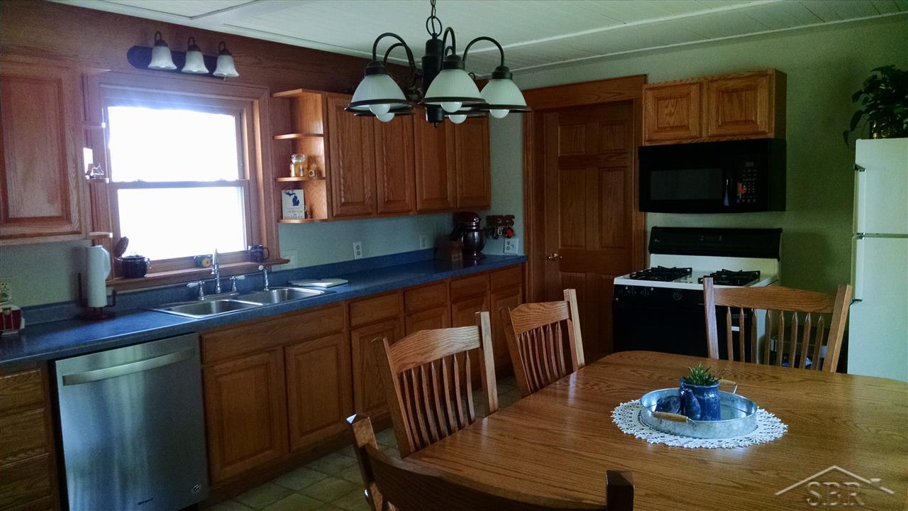212 West Midland Road Auburn, MI 48611 - Photo 7 of 15 31352857-6.JPG