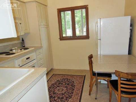 472 Deland Road Flushing, MI 48433 - Photo 6 of 13 20445789-5.JPG