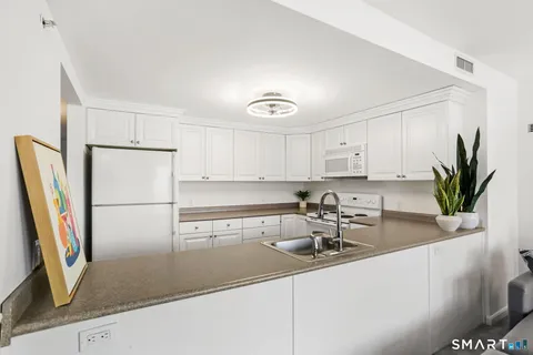 $299,000 | 3250 Fairfield Avenue, Unit 302, Bridgeport, CT 06605