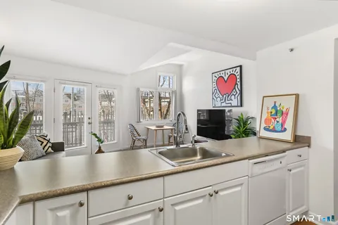 $299,000 | 3250 Fairfield Avenue, Unit 302, Bridgeport, CT 06605