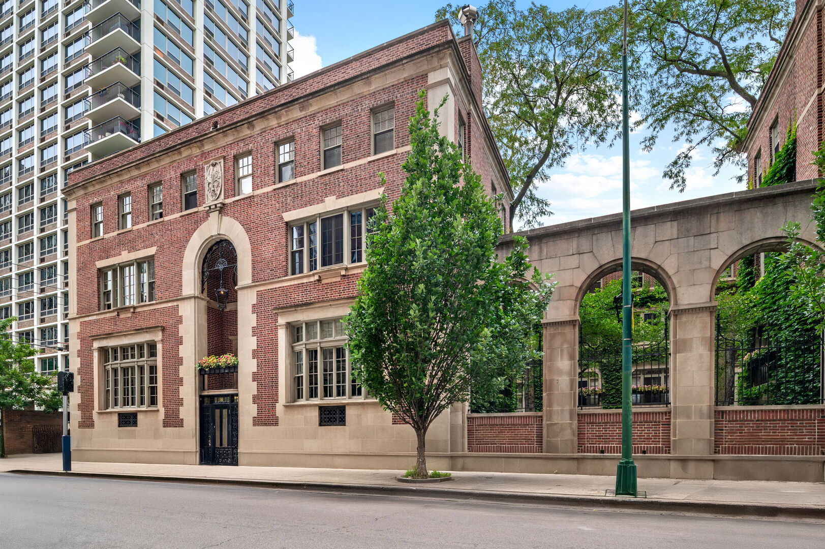 50 West Schiller Street, Unit 2G Chicago, IL 60610 - Photo 2 of 33