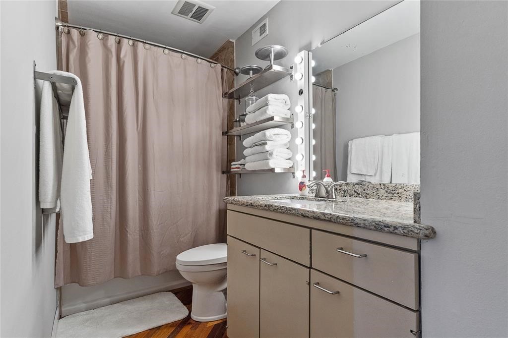 3022 Baldwin Street Houston, TX 77006 - Photo 12 of 20 Full bathroom