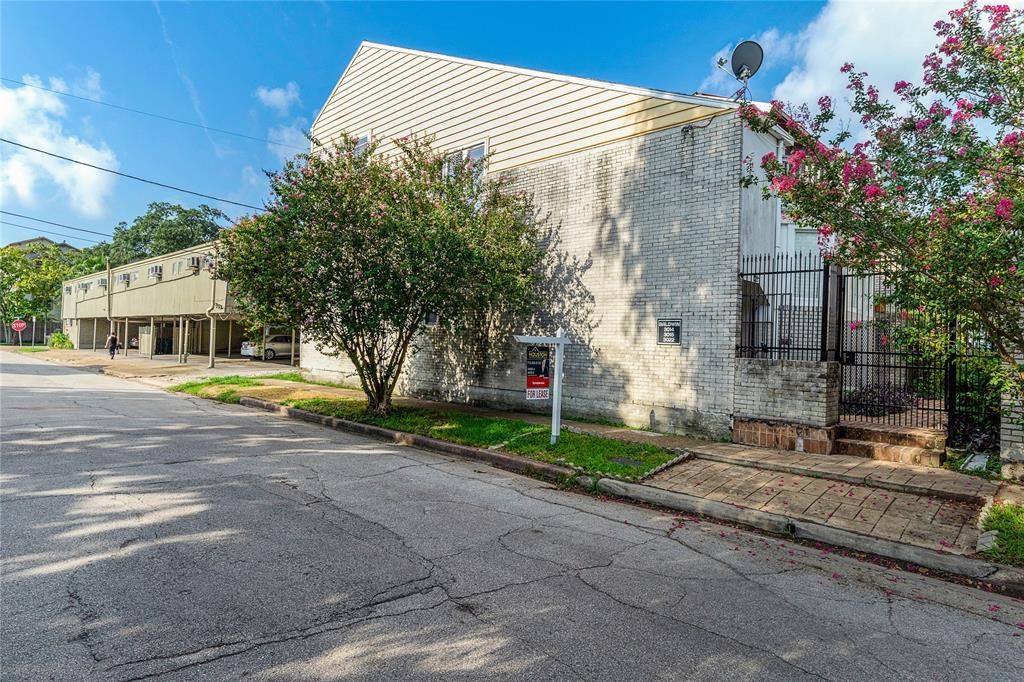 3022 Baldwin Street Houston, TX 77006 - Photo 16 of 20 View from the street