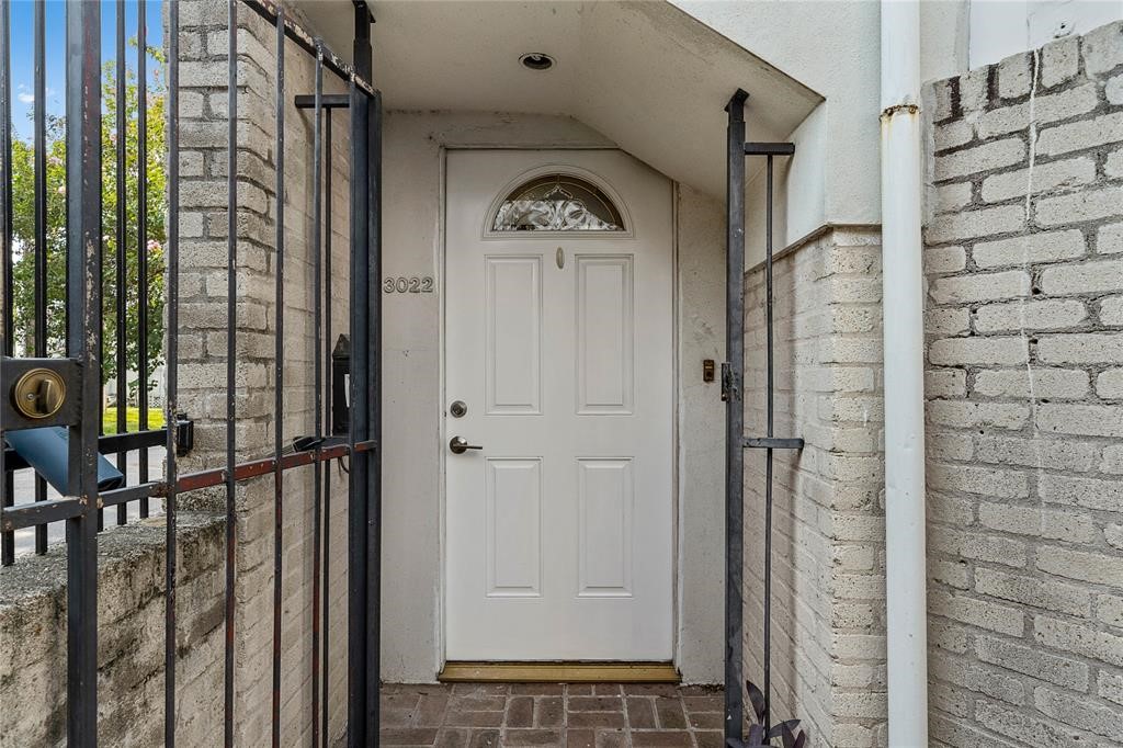 3022 Baldwin Street Houston, TX 77006 - Photo 17 of 20 Front door entrance