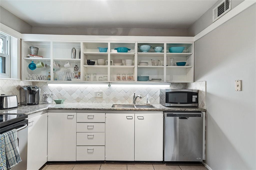 3022 Baldwin Street Houston, TX 77006 - Photo 9 of 20 A lot of place for kitchen storage