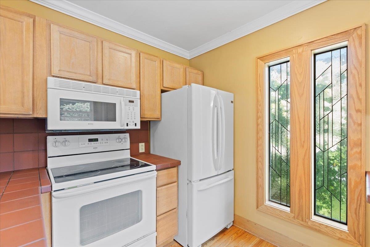 220 Dewey Street Bennington, VT 05201 - Photo 4 of 23