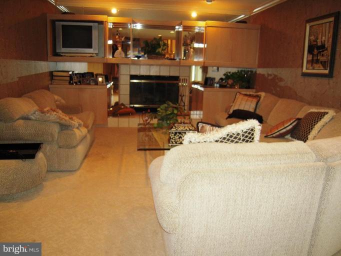 2006 Burdock Road Baltimore, MD 21209 - Photo 15 of 22 Family Room