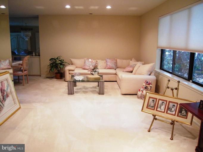2006 Burdock Road Baltimore, MD 21209 - Photo 17 of 22 Living Room