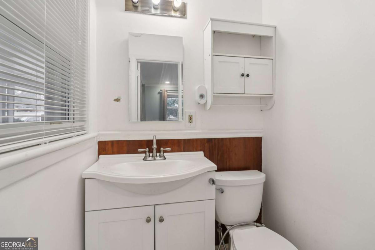 716 Carolina Roads Marietta, GA 30008 - Photo 31 of 54 a bathroom with a toilet sink and mirror