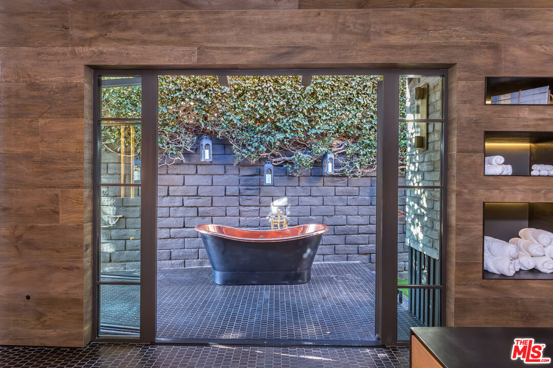 1707 Rising Glen Road Los Angeles, CA 90069 - Photo 33 of 54