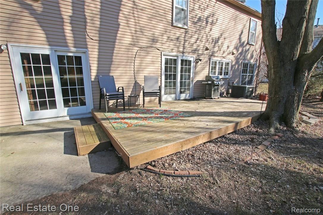 1345 East Fairview Lane Rochester, MI 48306 - Photo 52 of 58 52) Deck.jpg