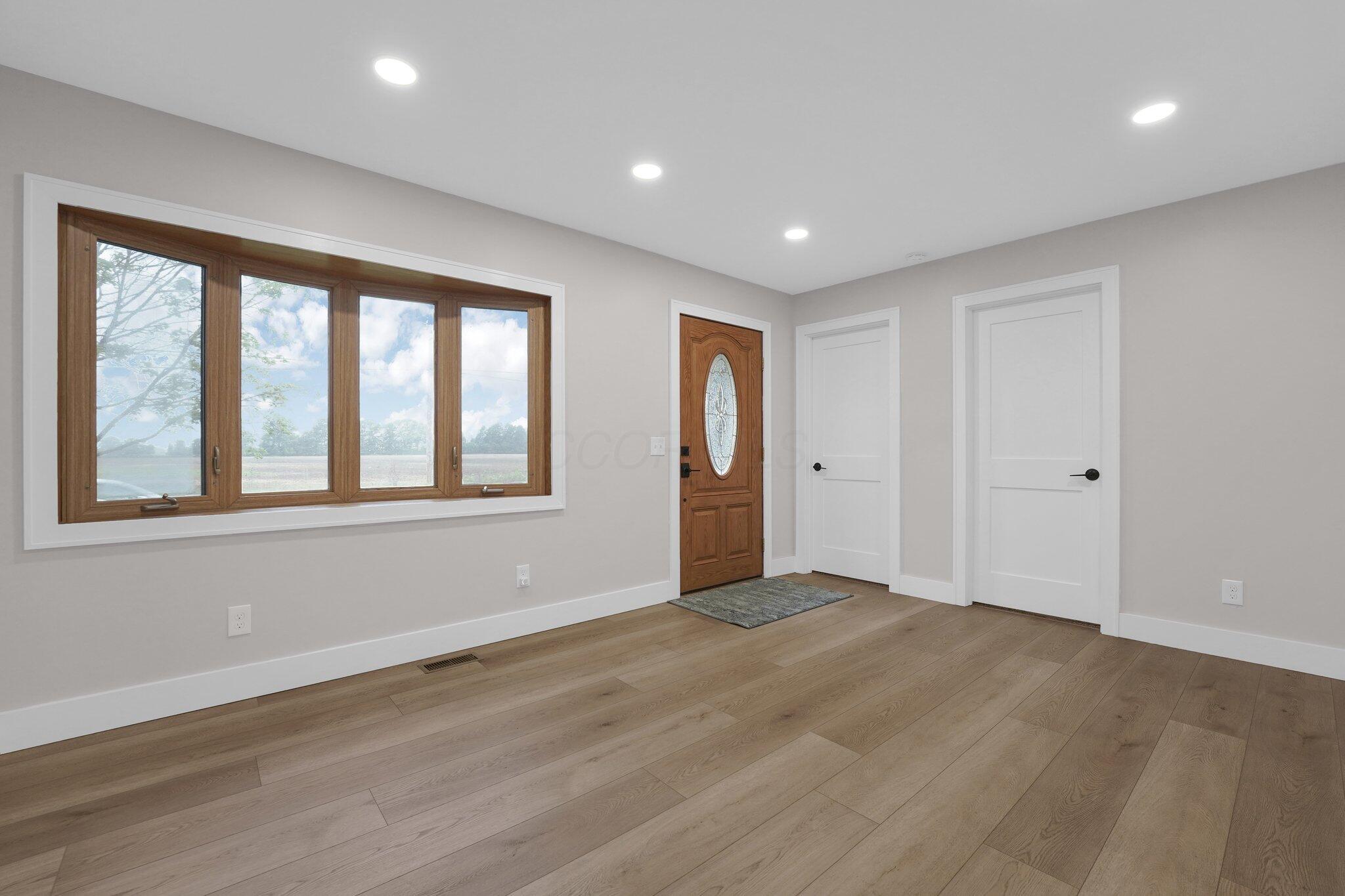 5524 Cosgray Road Dublin, OH 43016 - Photo 6 of 35 Living room in front