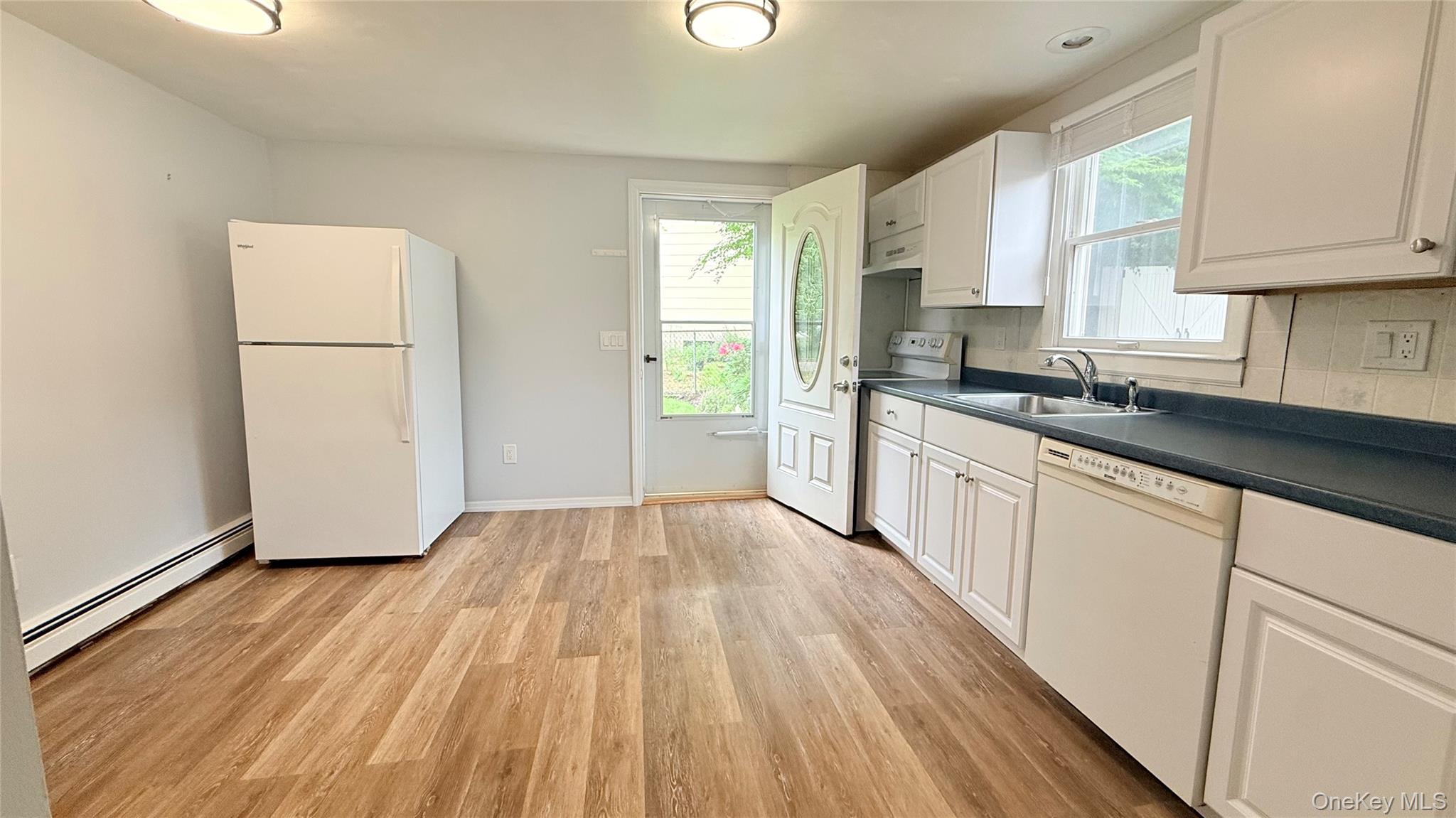 95 Stephen Road Bayport, NY 11705 - Photo 3 of 16 Eat-in Kitchen