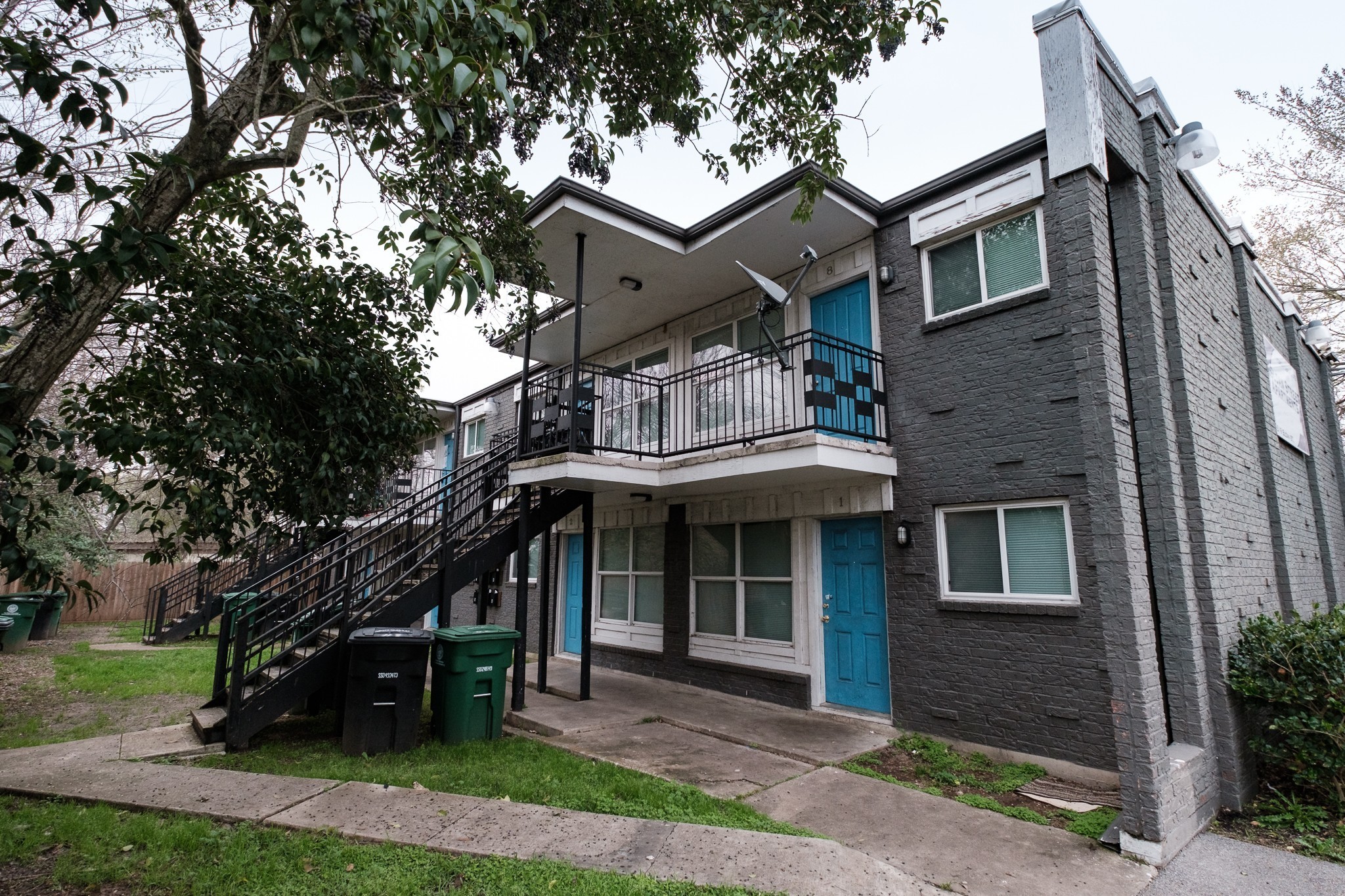 6519 Sloan Street, Unit 4 Houston, TX 77087 - Photo 11 of 11 a front view of a house with a garden