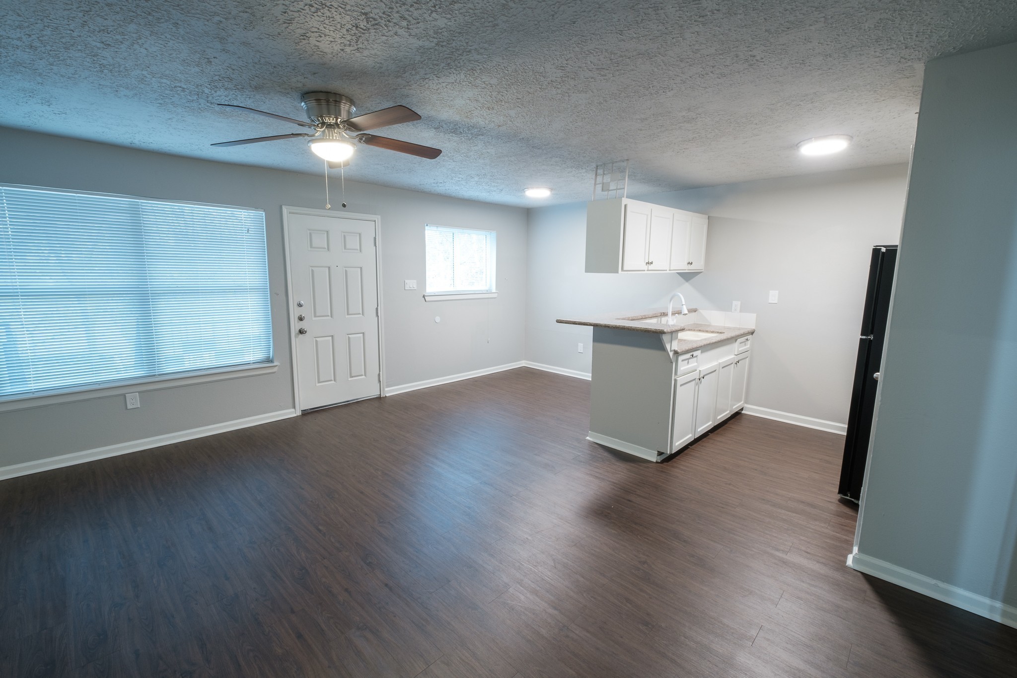 6519 Sloan Street, Unit 4 Houston, TX 77087 - Photo 6 of 11 a living room with stainless steel appliances kitchen island hardwood floor and window