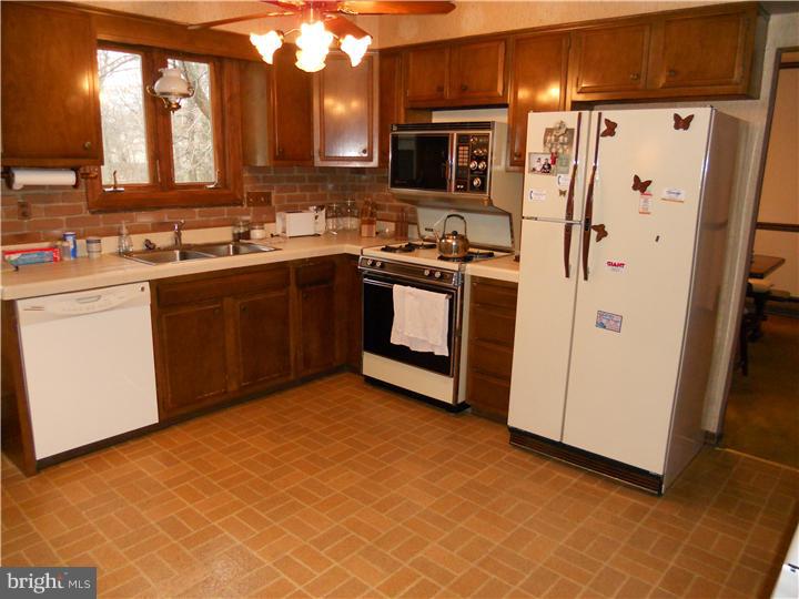 2272 Hedgewood Road Hatfield, PA 19440 - Photo 4 of 11 Gallery Image 4