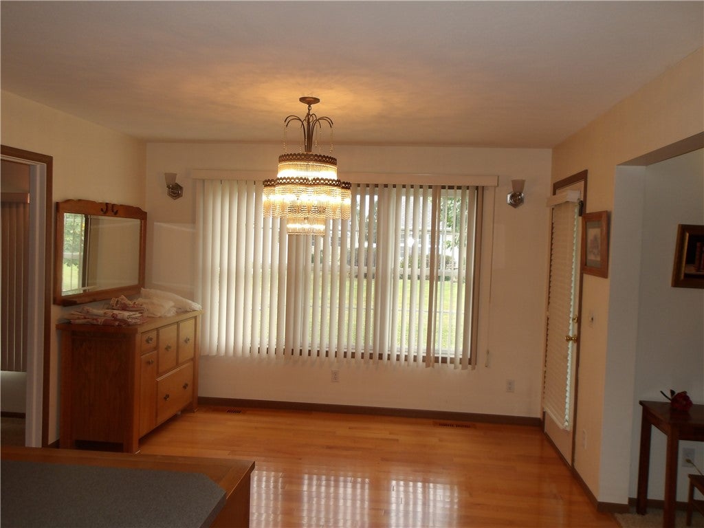 15 Ridgefield Lane Charleston, IL 61920 - Photo 6 of 13 Gallery Image 6