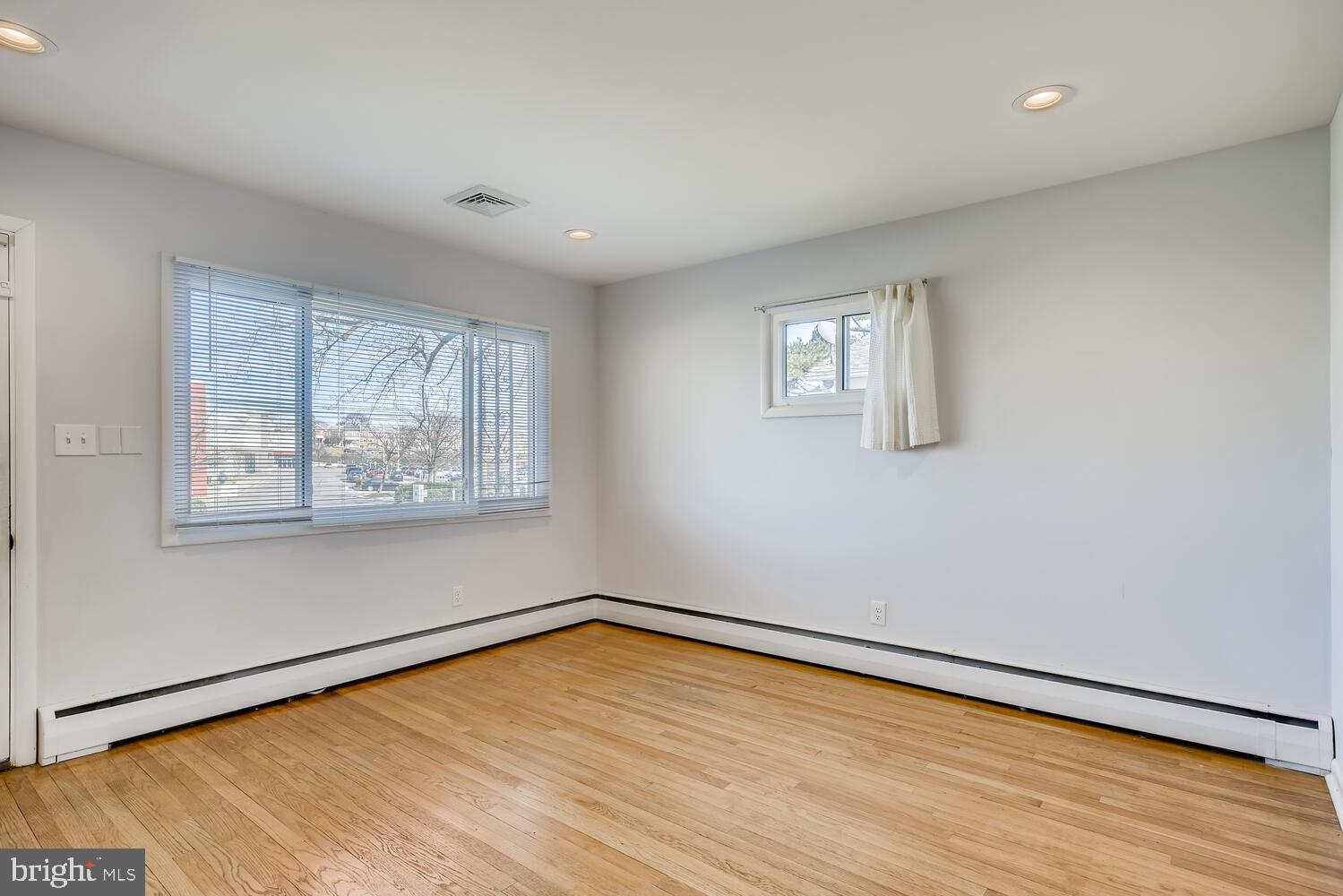 5403 Old Frederick Road Baltimore, MD 21229 - Photo 4 of 27 Living Room