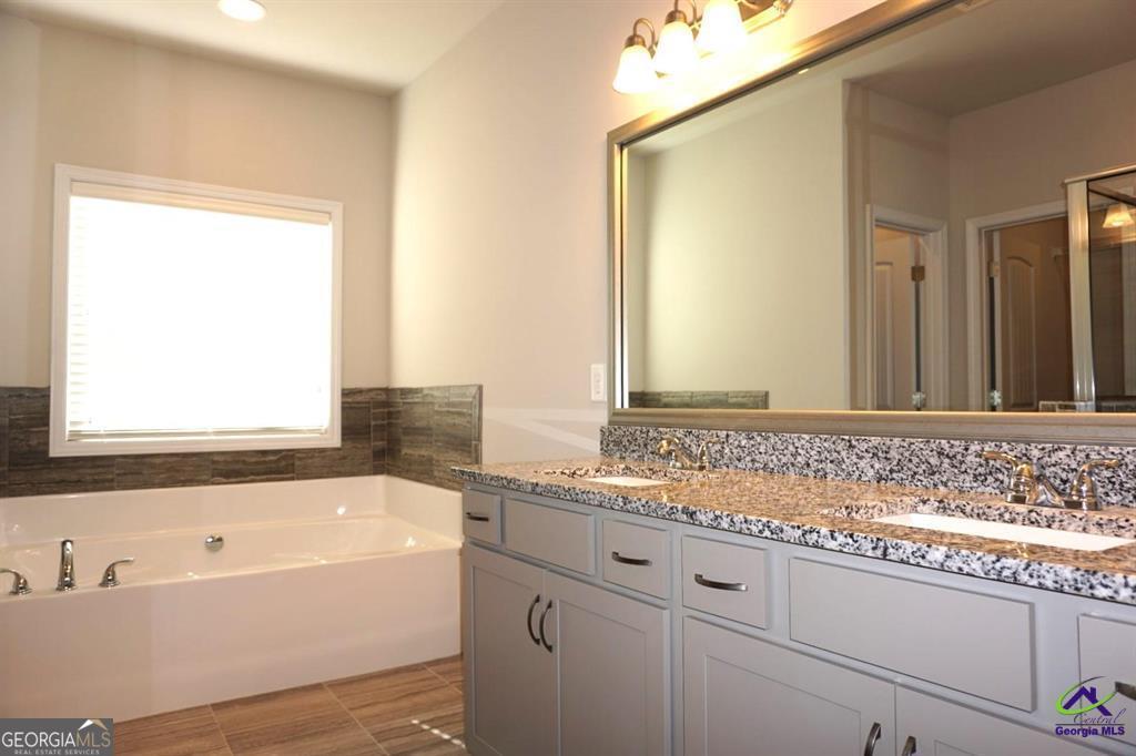 124 Bluecoat Trail Byron, GA 31008 - Photo 30 of 86 a bathroom with a bathtub and a sink