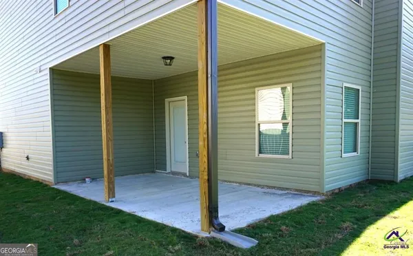 a view of a house with backyard