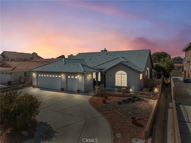 a view of a back yard of the house