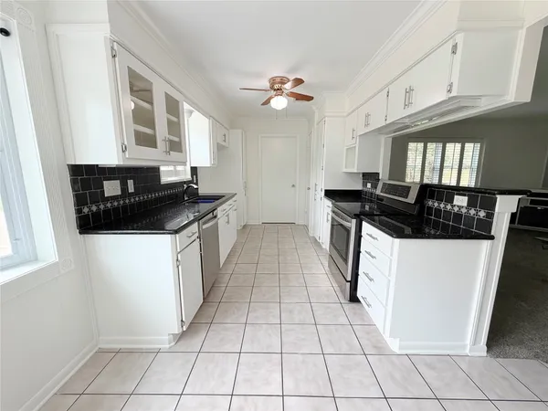 $1,945 | 22176 Heatherwood Drive, Porter, TX 77365