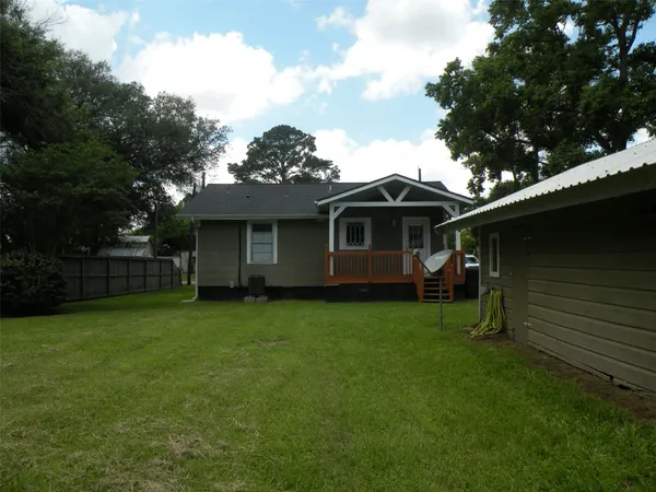 $1,300 | 319 North Hunt Street, Bellville, TX 77418