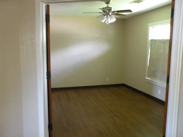 $1,300 | 319 North Hunt Street, Bellville, TX 77418