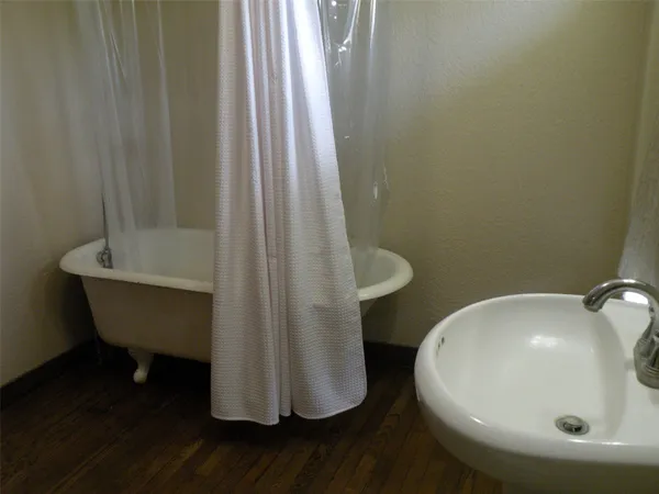 $1,300 | 319 North Hunt Street, Bellville, TX 77418