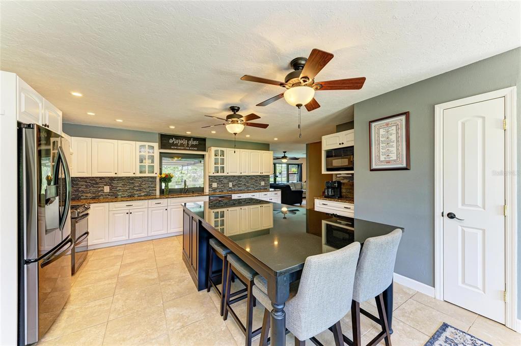 6114 Cypress Circle Bradenton, FL 34202 - Photo 9 of 67