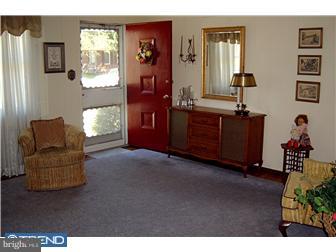390 Nimitz Road Dover, DE 19901 - Photo 4 of 12 Living Room