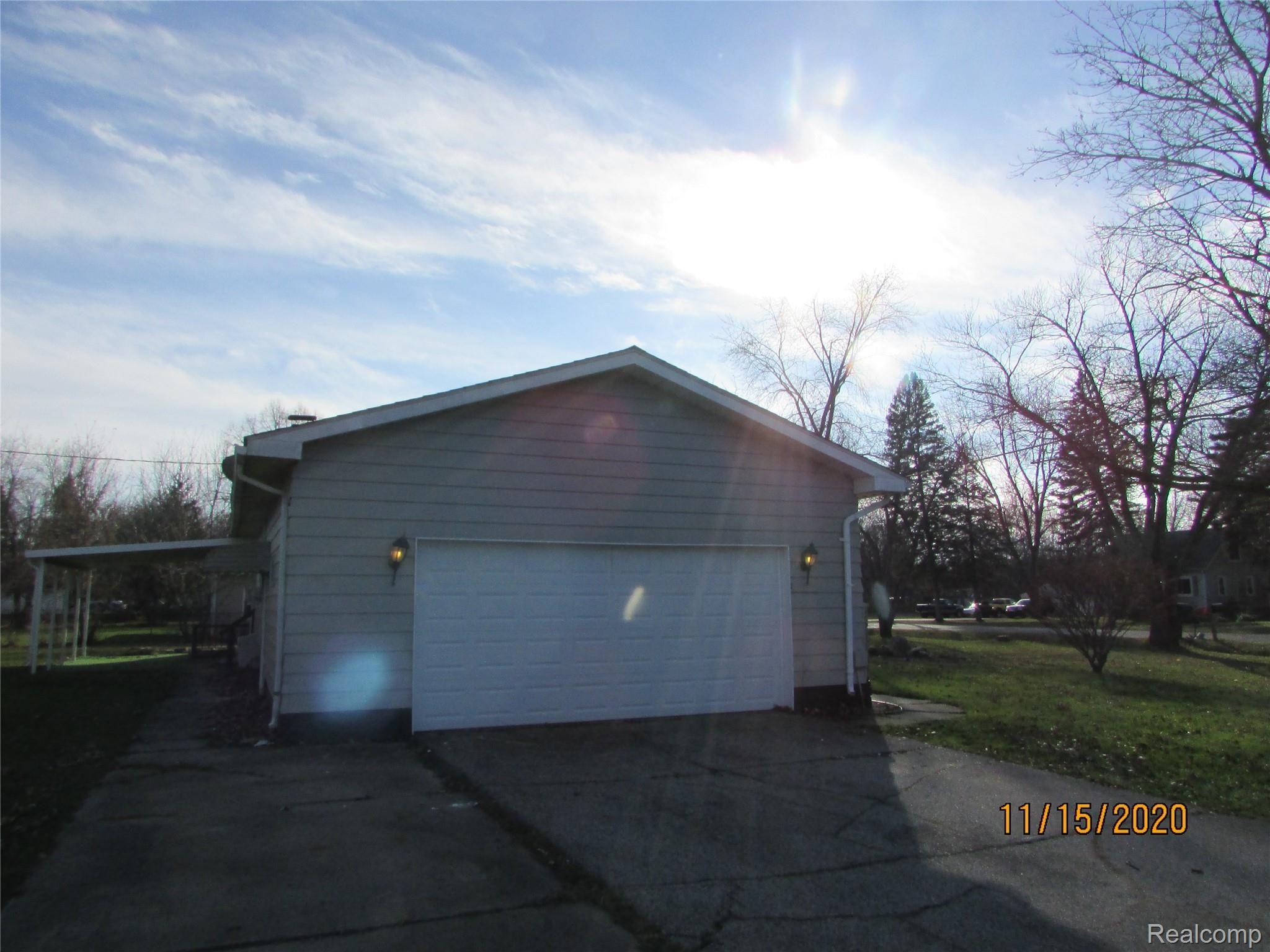 2101 Howe Road Burton, MI 48519 - Photo 6 of 38 HOWE RD EXTERIOR PICS 2020-03-16 010.JPG