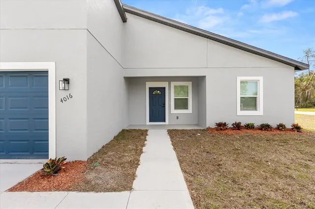 a view of a house with backyard