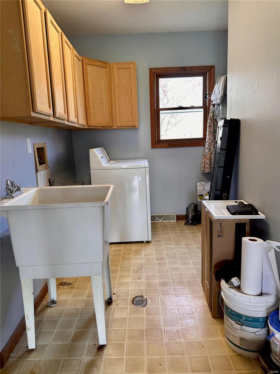 3433 Douglas Road Florissant, MO 63034 - Photo 17 of 45 Gallery Image 17