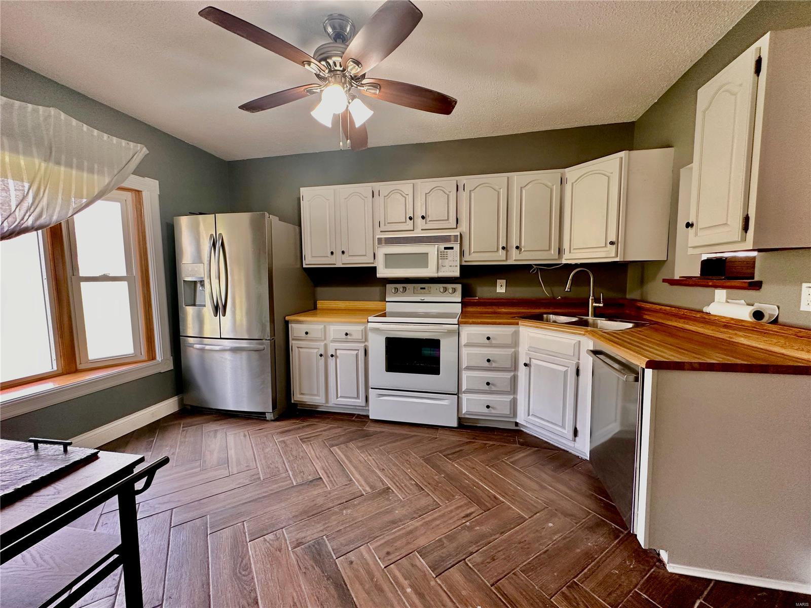 3433 Douglas Road Florissant, MO 63034 - Photo 8 of 45 Gallery Image 8