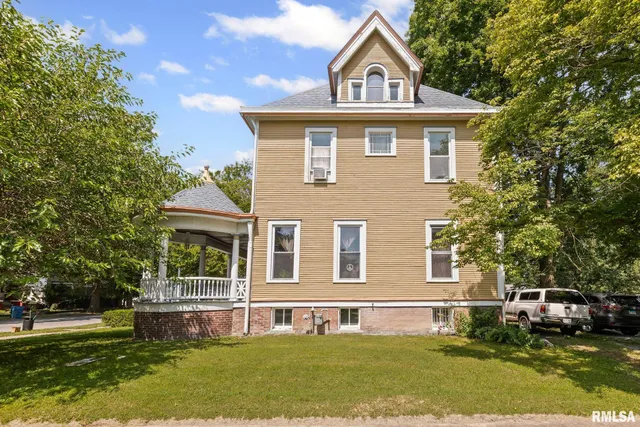 $230,000 | 404 West Broadway, Centralia, IL 62801