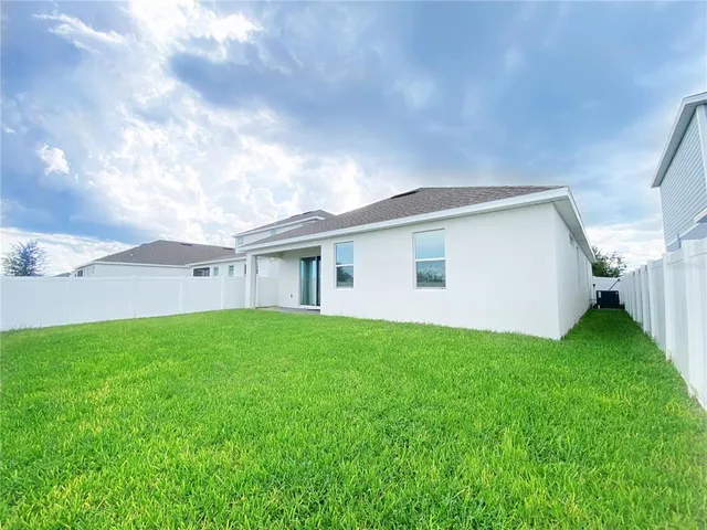 a view of a house with backyard