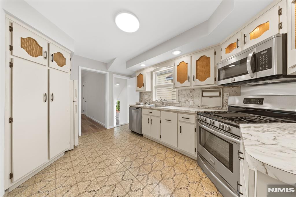 271 Travers Place Lyndhurst, NJ 07071 - Photo 12 of 50