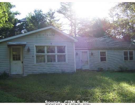 a view of front of a house with a yard