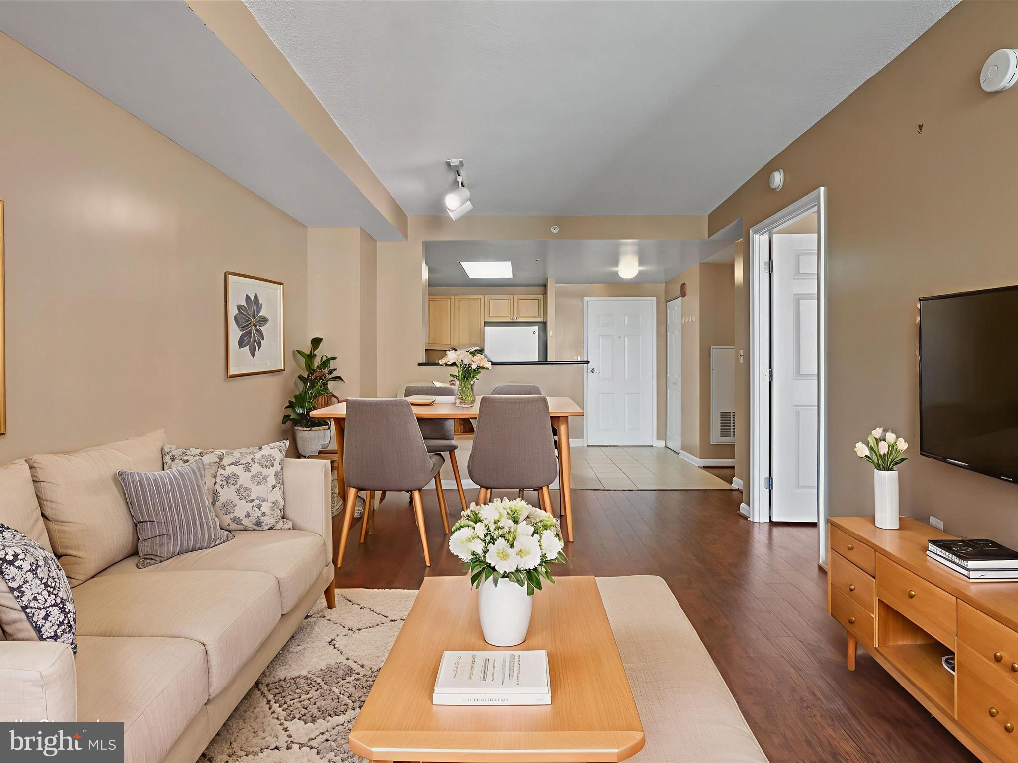 2726 Gallows Road, Unit 411 Vienna, VA 22180 - Photo 11 of 36 a living room with furniture and painting on the wall