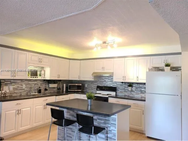 $1,650 | 2061 Northwest 47th Terrace, Unit 205, Lauderhill, FL 33313