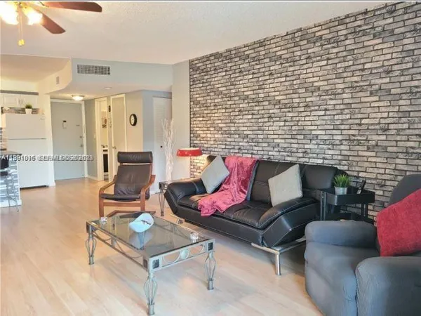 $1,650 | 2061 Northwest 47th Terrace, Unit 205, Lauderhill, FL 33313