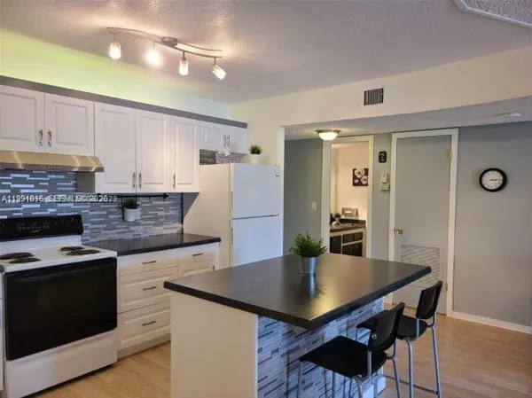 $1,650 | 2061 Northwest 47th Terrace, Unit 205, Lauderhill, FL 33313