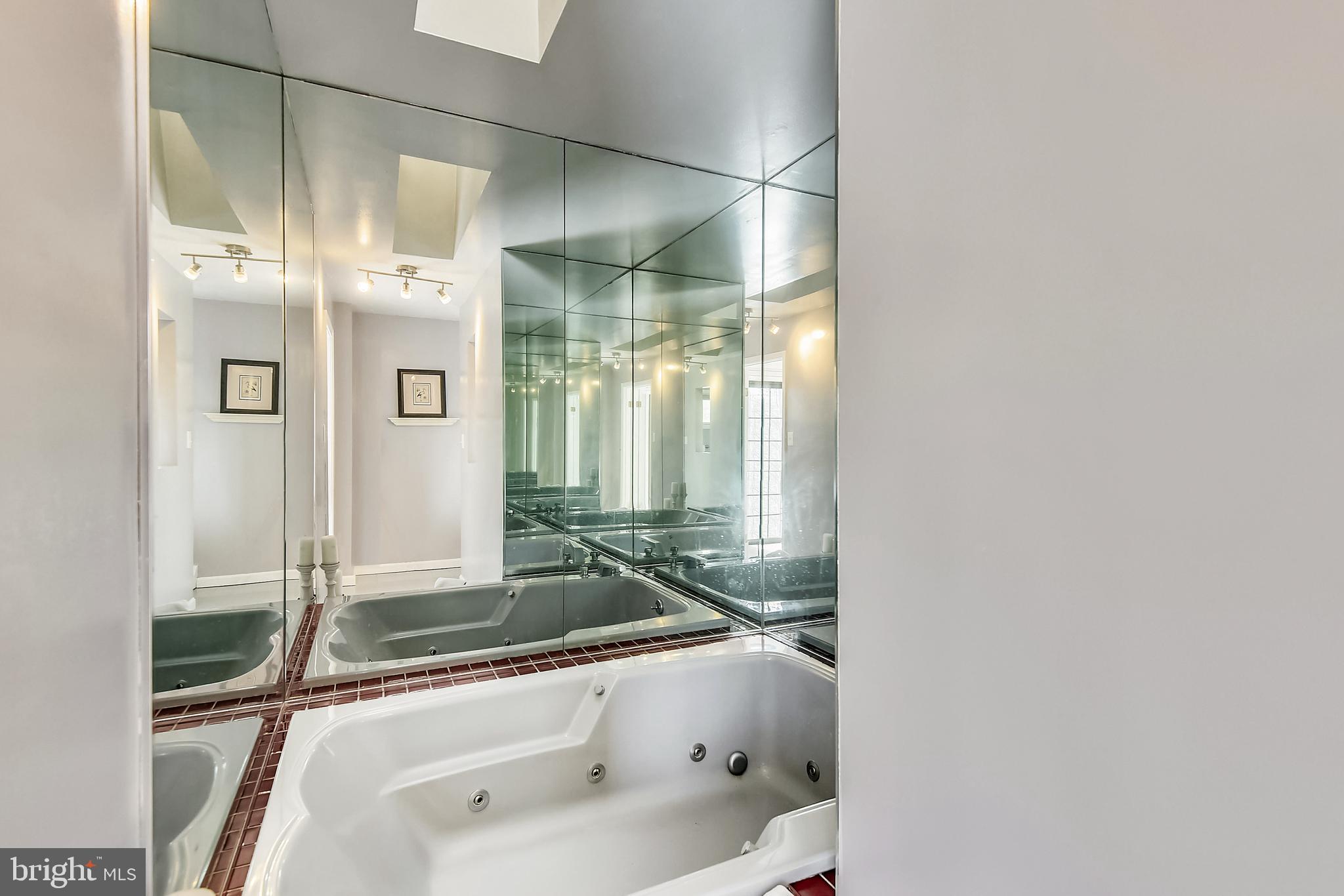 9925 Coach Road Vienna, VA 22181 - Photo 18 of 45 Primary bath with jetted tub