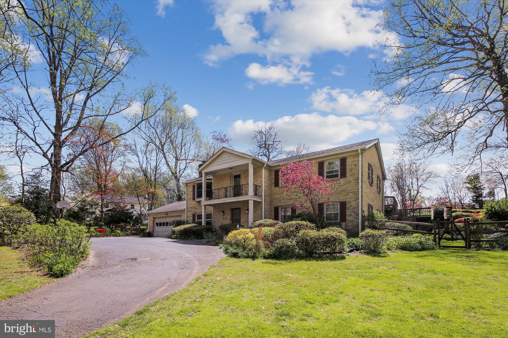 9925 Coach Road Vienna, VA 22181 - Photo 2 of 45 Circular Driveway
