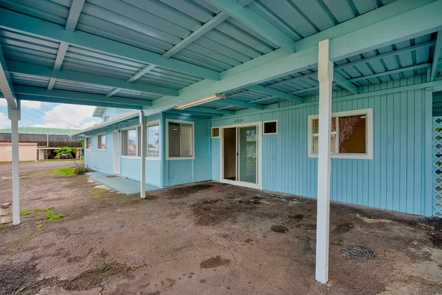 a view of a house with backyard