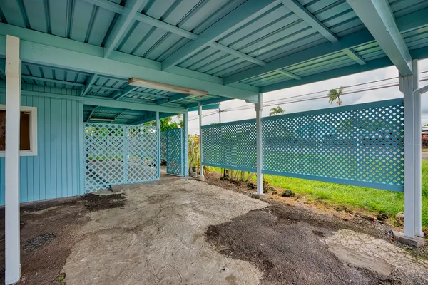 a view of a backyard