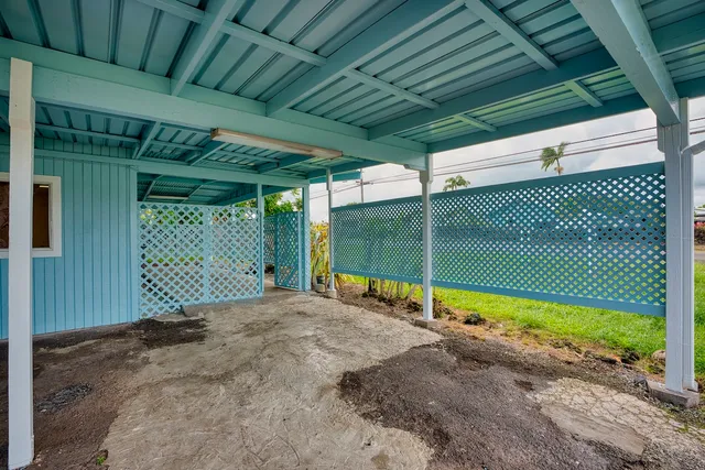 a view of a backyard